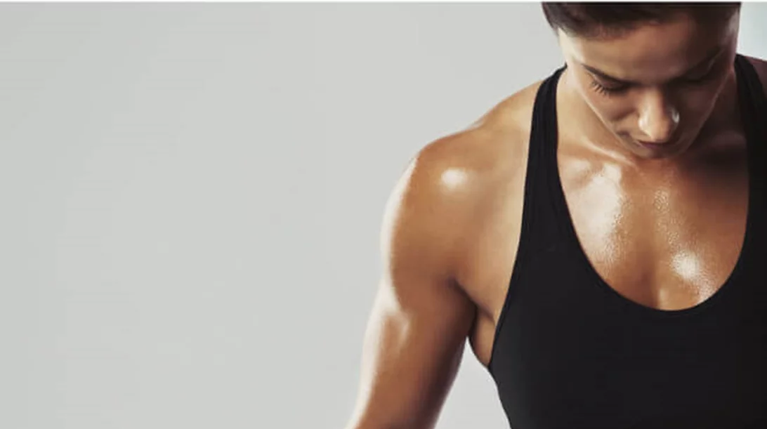 Βίντεο γυμναστικής: 6λεπτό πρόγραμμα ασκήσεων με μποξ στο σπίτι ή αλλιώς η καλύτερη αερόβια που θα κάνεις ποτέ!