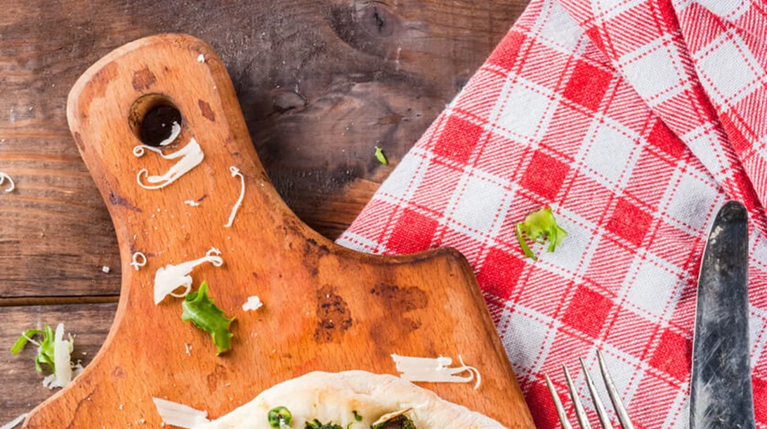 Vegan πίτσα με τυρί από κάσιους, σάλτσα pesto και λαχανικά