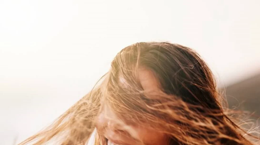 Τα 10 χειρότερα πράγματα που κάνεις στα μαλλιά σου