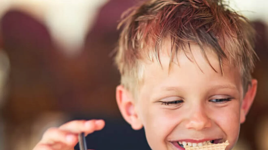 Τι να τρώνε τα παιδιά στις διακοπές; Οι υγιεινές επιλογές στο εστιατόριο ή την ταβέρνα και τι να αποφεύγεις