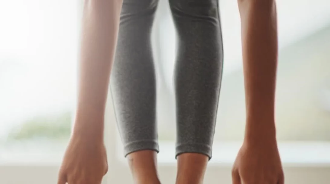 Bίντεο: Κάνε γιόγκα στον καναπέ σου (ναι, σωστά διάβασες!)