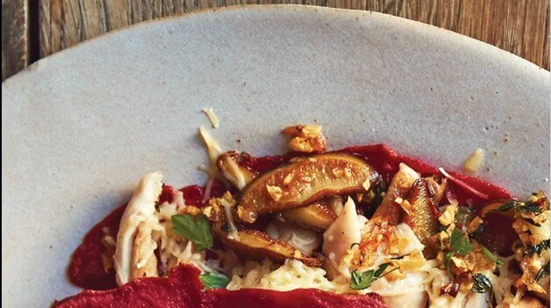 Κρέπες παντζαριού με κοτόπουλο, μανιτάρια και γραβιέρα