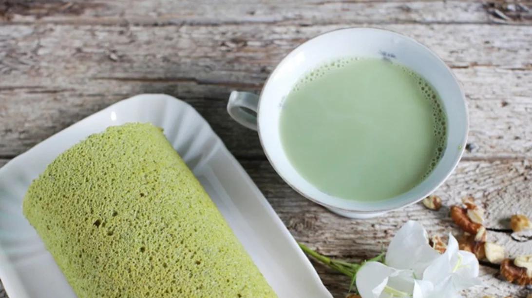 Φτιάξαμε swiss roll με τσάι μάτσα και είναι υπέροχο - δες τη συνταγή