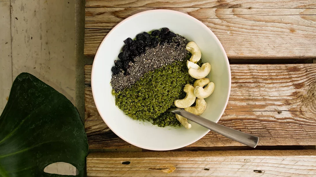Υπερ-θρεπτικό πρωινό με κινόα, chia, μαύρες σταφίδες, ξηρούς καρπούς και matcha: Να τι τρώει το πρωί η nutrition editor του SHAPE