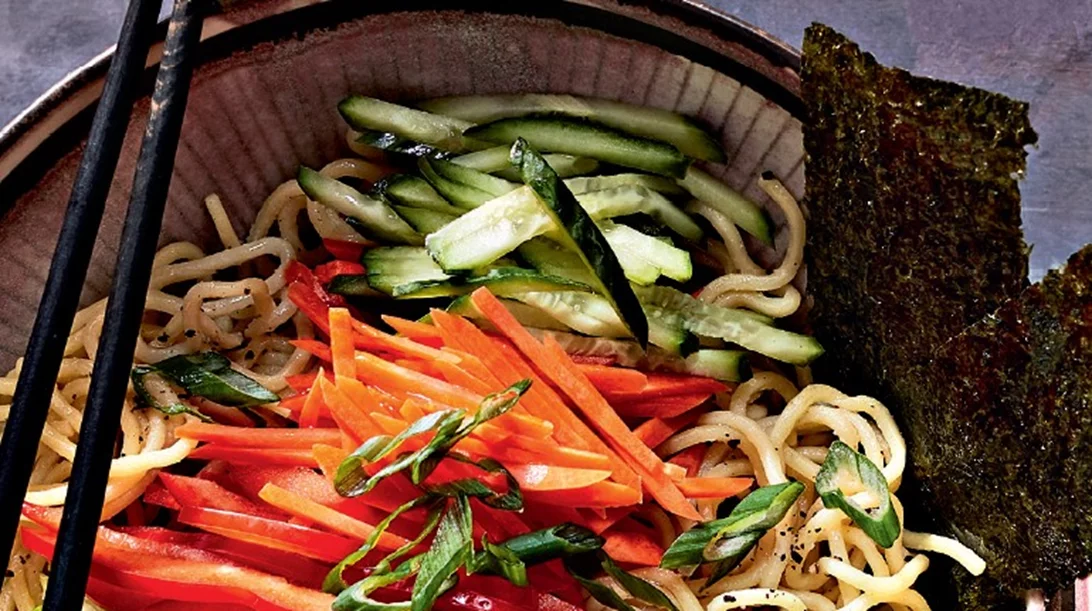 Πώς θα φτιάξεις το ιαπωνικό χορτοφαγικό mazemen με ό,τι έχεις στο ψυγείο σου!