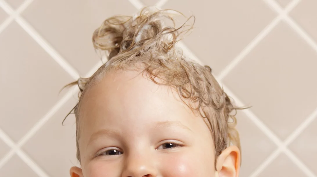 Πώς να λούζω σωστά τα μαλλιά του παιδιού μου; Να του βάζω μαλακτική κρέμα;