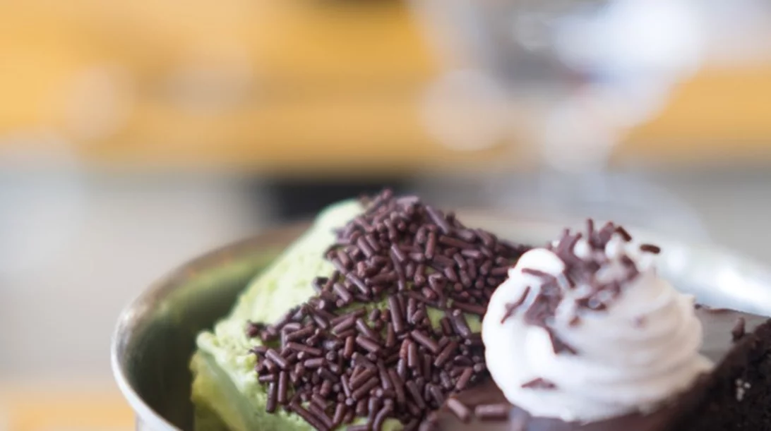 Brownies με τσάι matcha, χουρμάδες και χαρούπι: Τέλεια και ελαφριά συνταγή για το αγαπημένο γλυκό