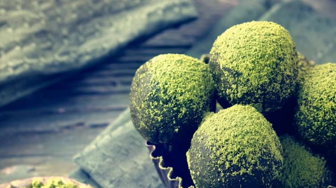 Τρουφάκια με τσάι matcha και καρύδα: Δοκίμασε τις τέλειες μπάλες ενέργειας με καλά λιπαρά