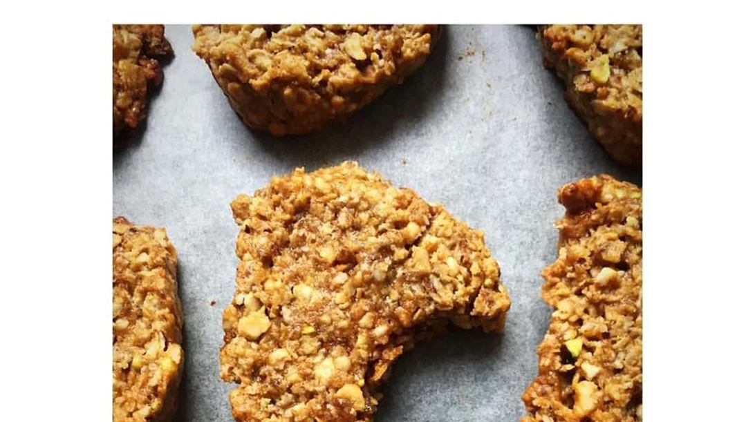 Συνταγές για μπισκότα με ταχίνι και χαρουπάλευρο και μπισκότα digestive χωρίς ζάχαρη από τη διαιτολόγο Κλειώ Δημητριάδου