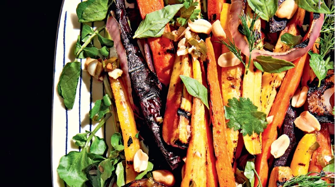 Βιετναμέζικη ζεστή σαλάτα μυρωδικών με ψητά καρότα και κρεμμύδια