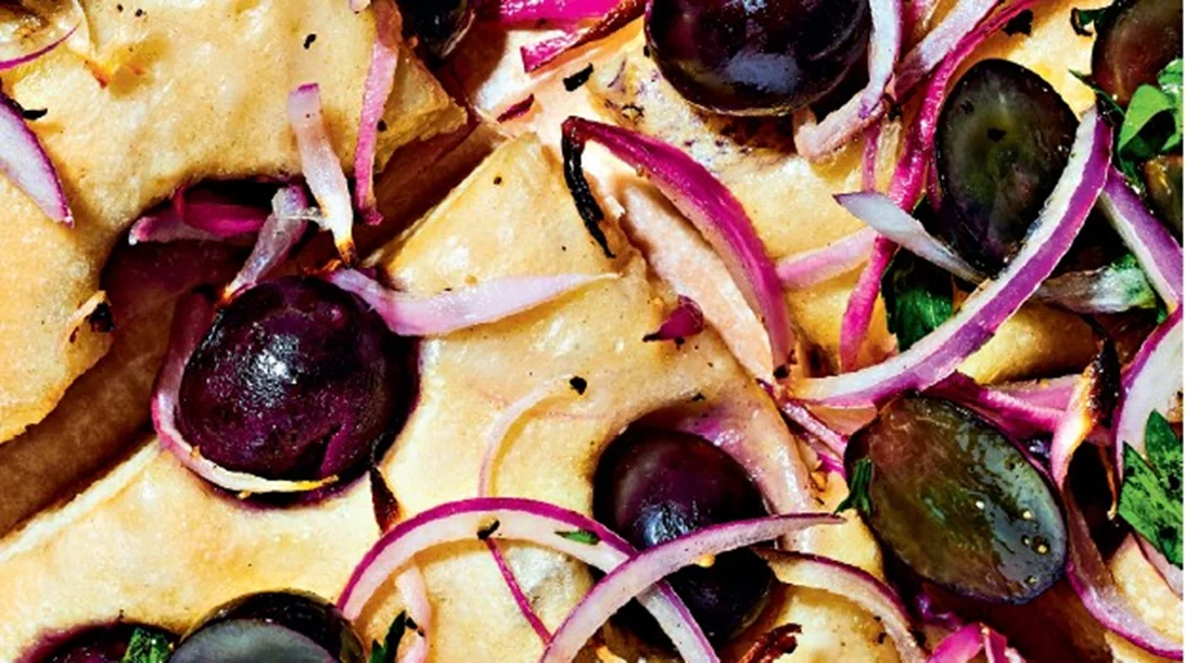 Φοκάτσια με κρεμμύδι και σταφύλι: Η συνταγή που συνδυάζει έντονες και γλυκές γεύσεις!