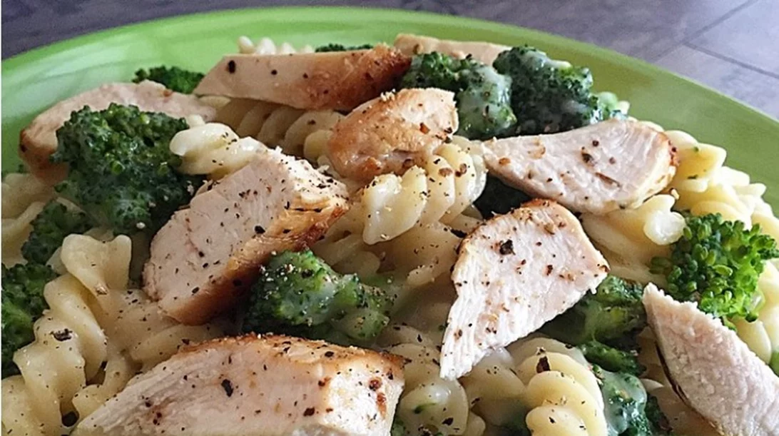 Φουσίλι με κοτόπουλο, μπρόκολο και σάλτσα αλφρέντο light από το διατροφολόγο Μάνο Δημητρούλη