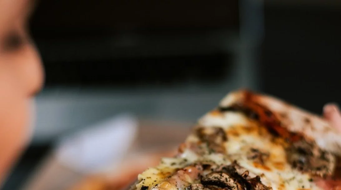 8 τρόποι να σταματήσεις να τρως όταν αγχώνεσαι