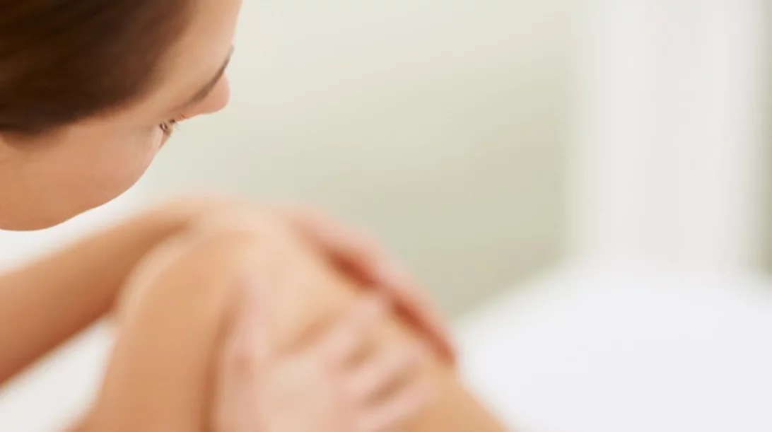 Λάδι σώματος: Η beauty editor επιλέγει τα 4 καλύτερα body oils