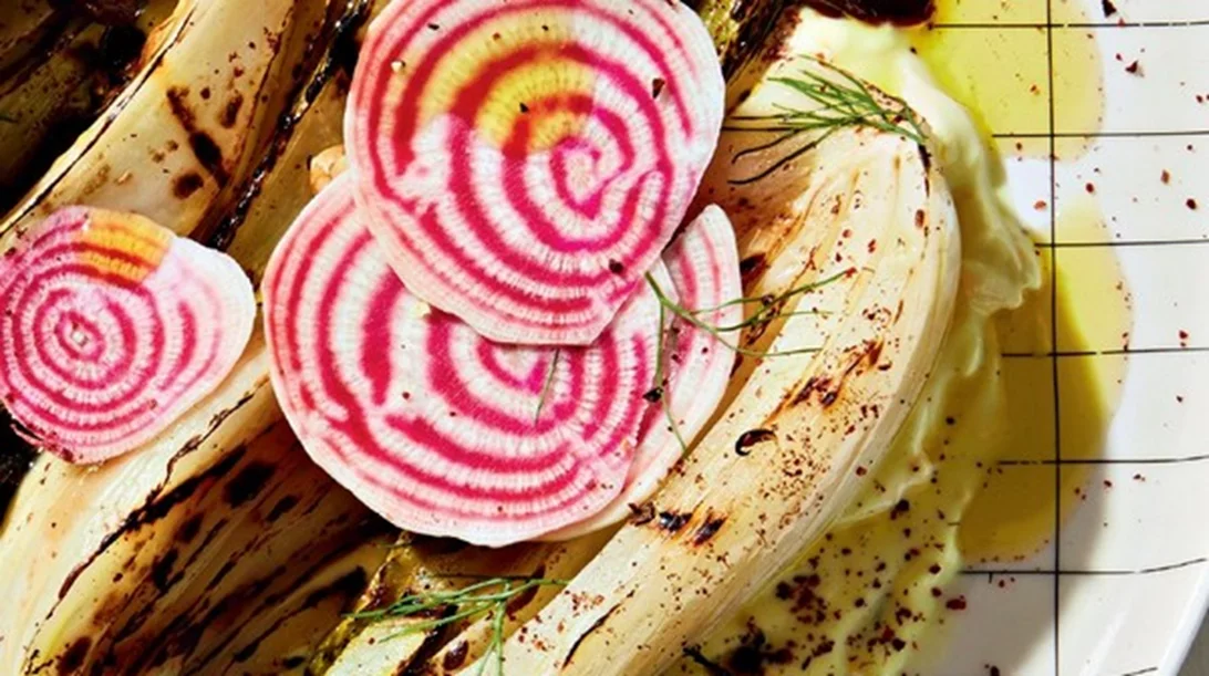 Μάραθος με καρύδια, σταφίδες και πικάντικο γιαούρτι: Vegan και ελαφριά σαλάτα