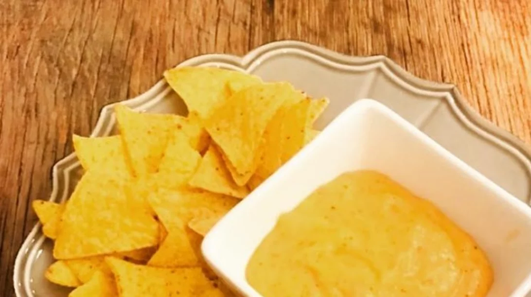 Υγιεινά νάτσος με τυρί; Δύο vegan εκδοχές με λαχανικά για ένα απρόσμενα υγιεινό αποτέλεσμα