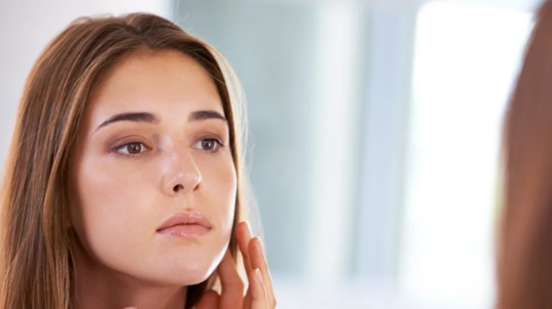 Νέα επιστημονικά δεδομένα: Το μικροβίωμα του δέρματος ως «όπλο» κατά της ακμής