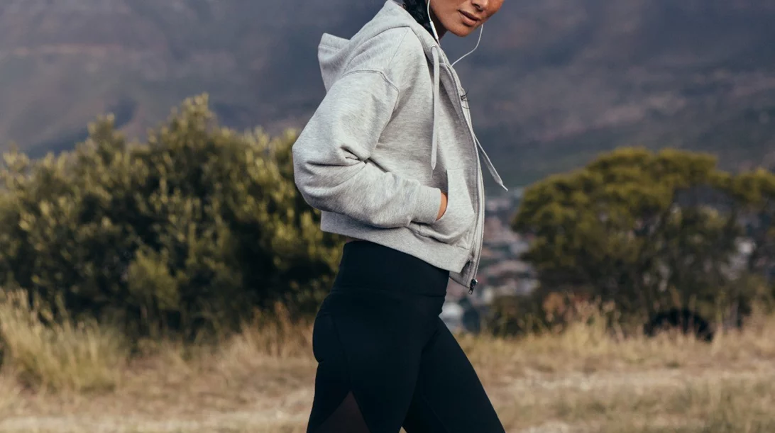 Περπατάς αργά ή γρήγορα; Η απάντησή σου σχετίζεται με την COVID-19 (μάθε πώς!)