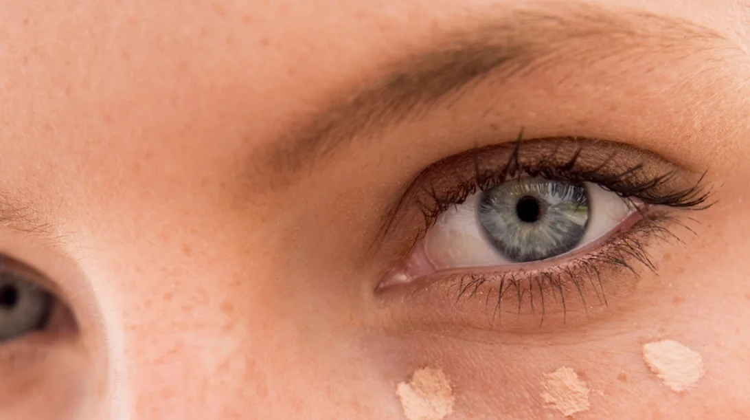 Τι χρώμα κονσίλερ να πάρω; (έχεις ακμή, μαύρους κύκλους ή κοκκινίλες;)