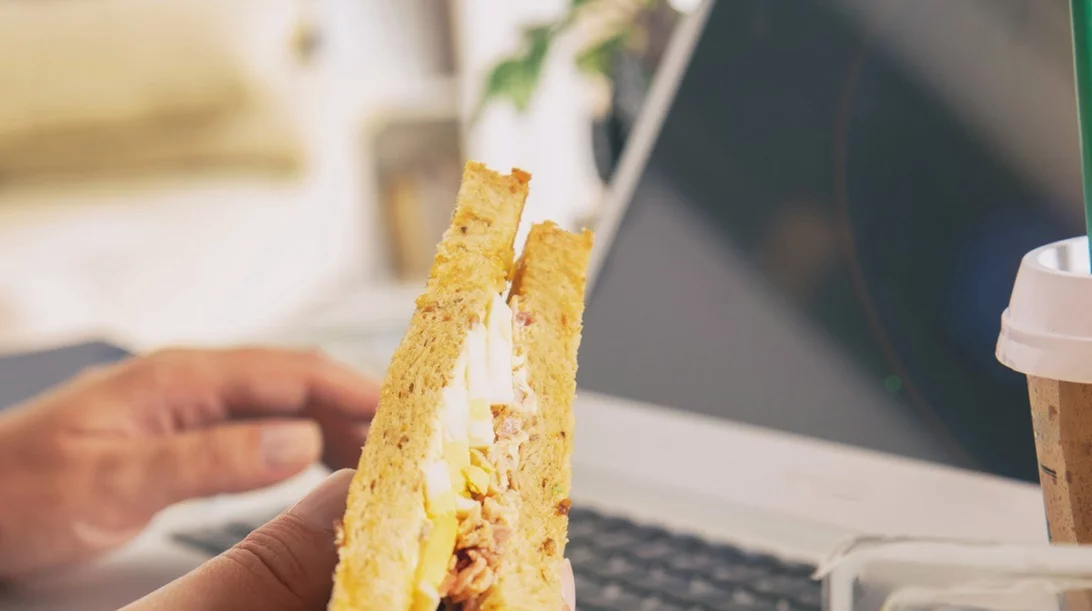 Τι να τρώω στο γραφείο και πώς να οργανώσω σωστά τα γεύματα για τη δουλειά