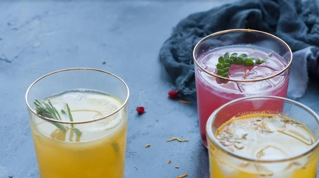 Τρεις συνταγές για χωνευτικά ποτά-mocktails για τις γιορτές