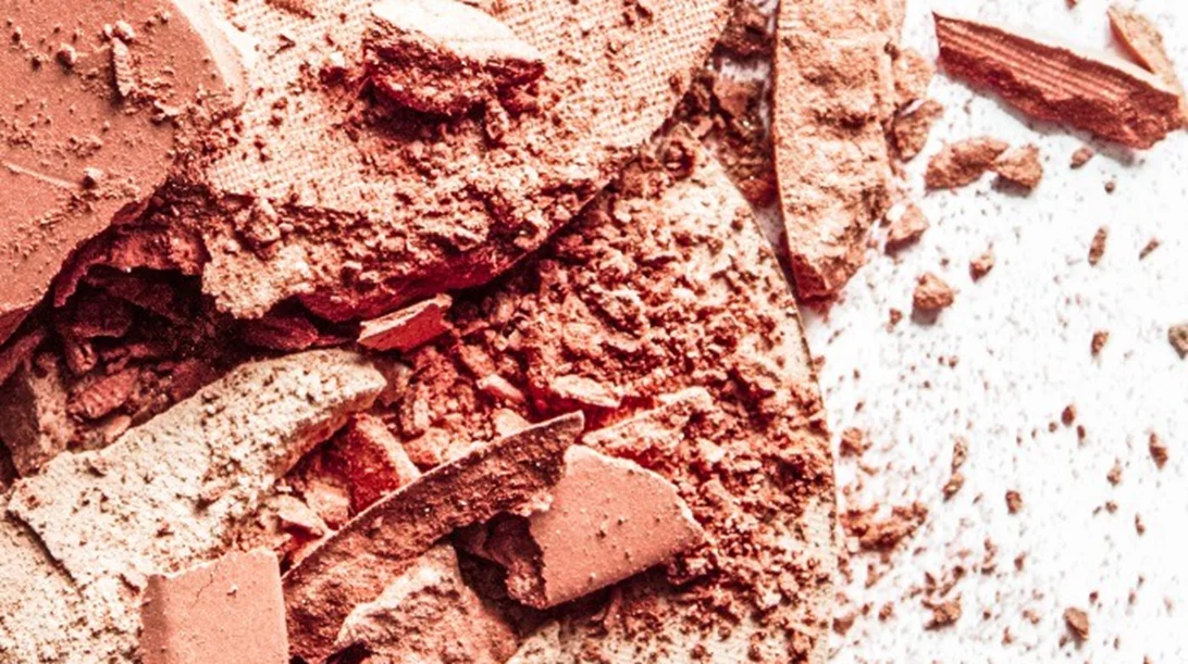 ΒΙΝΤΕΟ: Φτιάξε ξανά τη σπασμένη πούδρα ή σκιά με 1 υλικό!