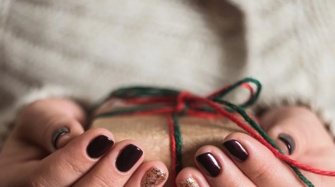 Δεν έχεις δει ωραιότερες ιδέες για χριστουγεννιάτικα νύχια 2019