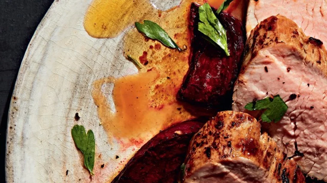 Χοιρινό ψαρονέφρι με παντζάρια μαριναρισμένο σε δεντρολίβανο και γκρέιπφρουτ