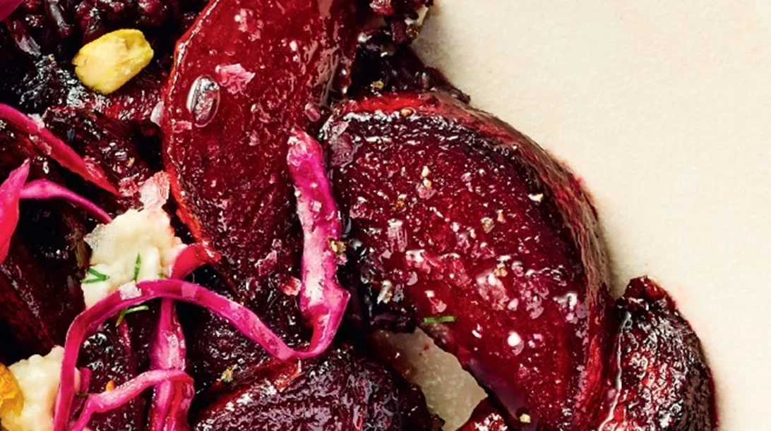 Σαλάτα με καστανό ρύζι, παντζάρια και βινεγκρέτ με κατσικίσιο τυρί και άνηθο