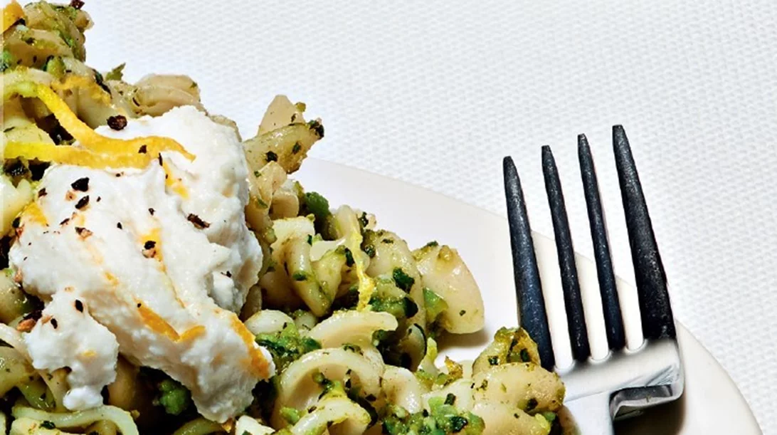 Βίδες από αλεύρι ντίνκελ με πέστο αρακά, το τέλειο γεύμα για το ταπεράκι στο γραφείο