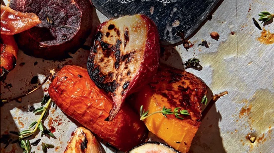 Συνταγή για ψητά λαχανικά με τραγανό προσούτο και φρέσκα σύκα