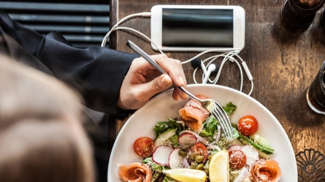 6 συνήθειες για να κάνεις στ'αλήθεια ισορροπημένη διατροφή