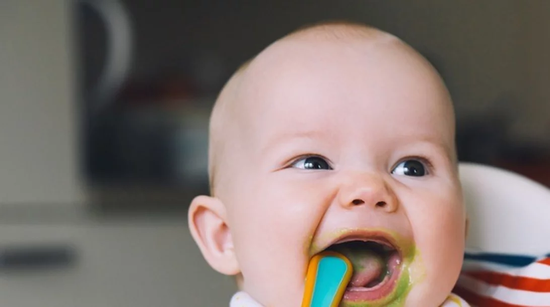Πόσο πρέπει να τρώει το παιδί τον πρώτο χρόνο ζωής του (από το γάλα στο φαγητό)