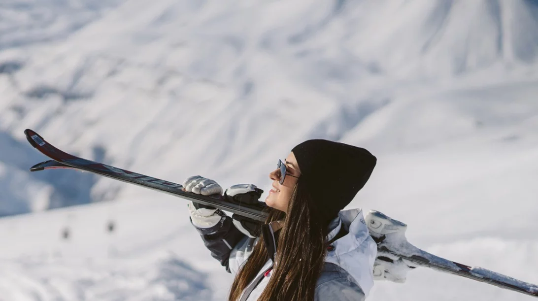 Σκέφτεσαι να ξεκινήσεις σκι; Ρωτήσαμε τον expert για τα οφέλη που έχει