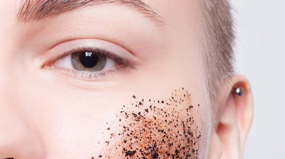 Η μάσκα προσώπου με καφέ και κακάο για λαμπερή επιδερμίδα