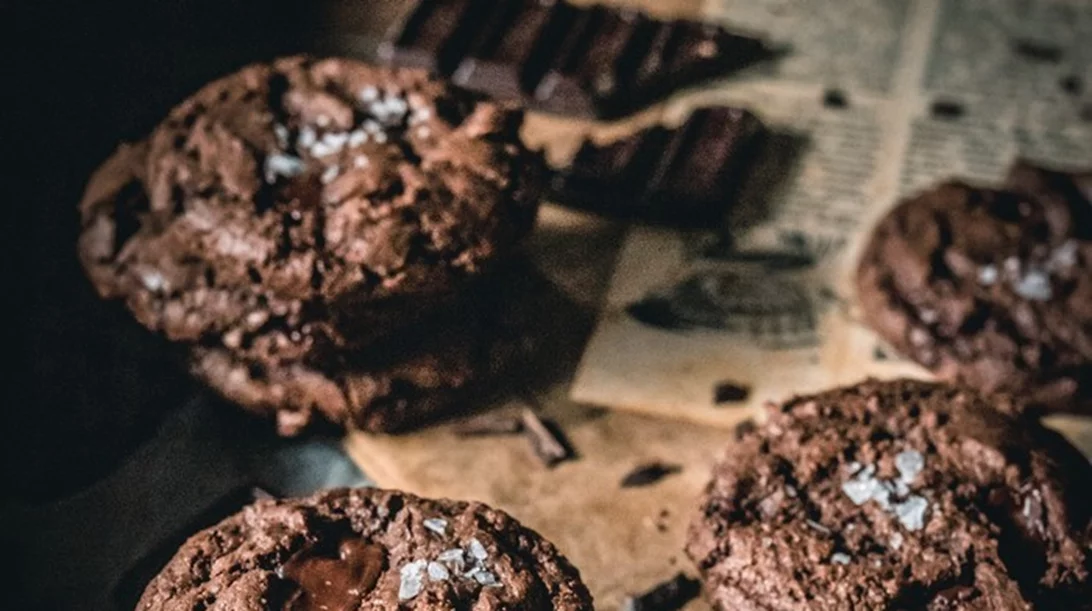 Vegan μπισκότα σοκολάτας με σταγόνες σοκολάτας και νιφάδες θαλασσινού αλατιού