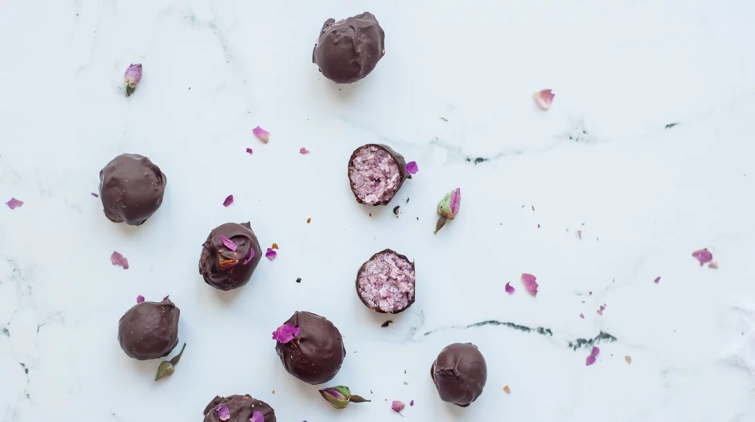 Ενυδατικά τρουφάκια καρύδας με σμέουρο και τριαντάφυλλο