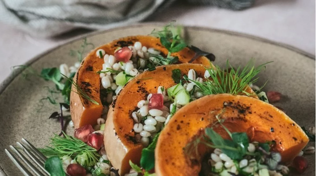 Σαλάτα με κολοκύθα ψητή, κριθάρι και φρέσκα μυρωδικά