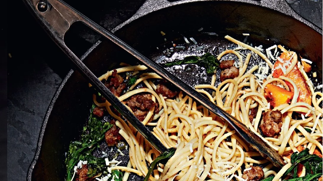 Λιγκουίνι με πικάντικο ιταλικό λουκάνικο, κολοκύθα και πεκορίνο