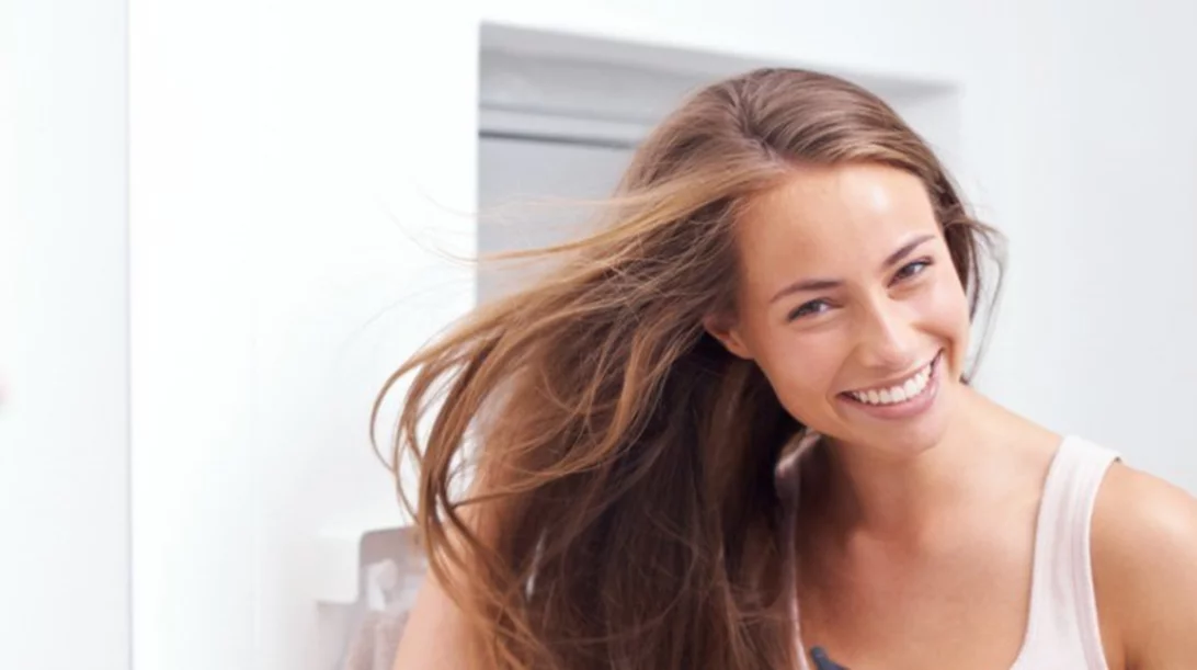 Μυστικά για ίσια μαλλιά σαν του κομμωτηρίου