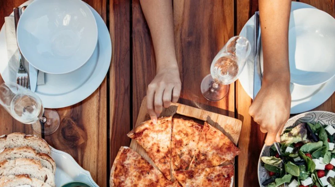 Τι να κάνω όταν τρώω πολύ; Να πώς θα ξεπεράσεις το food hangover