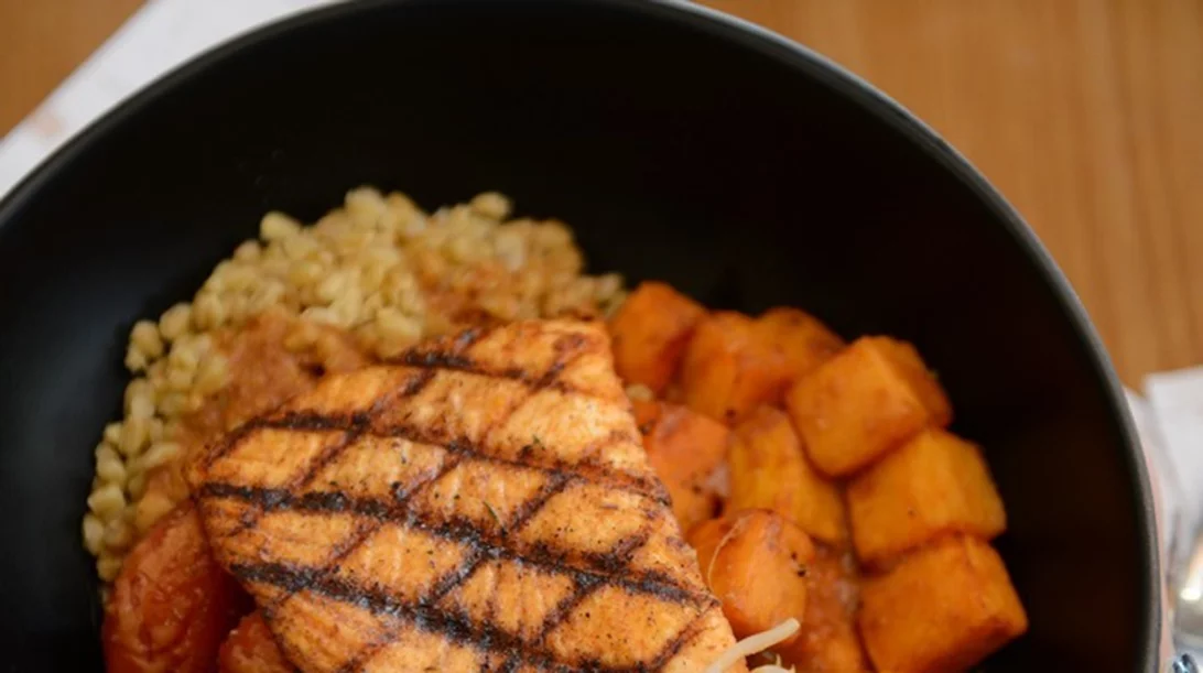 Οι κανόνες για ένα σωστό μεσημεριανό και πού θα βρεις την πιο υγιεινή επιλογή