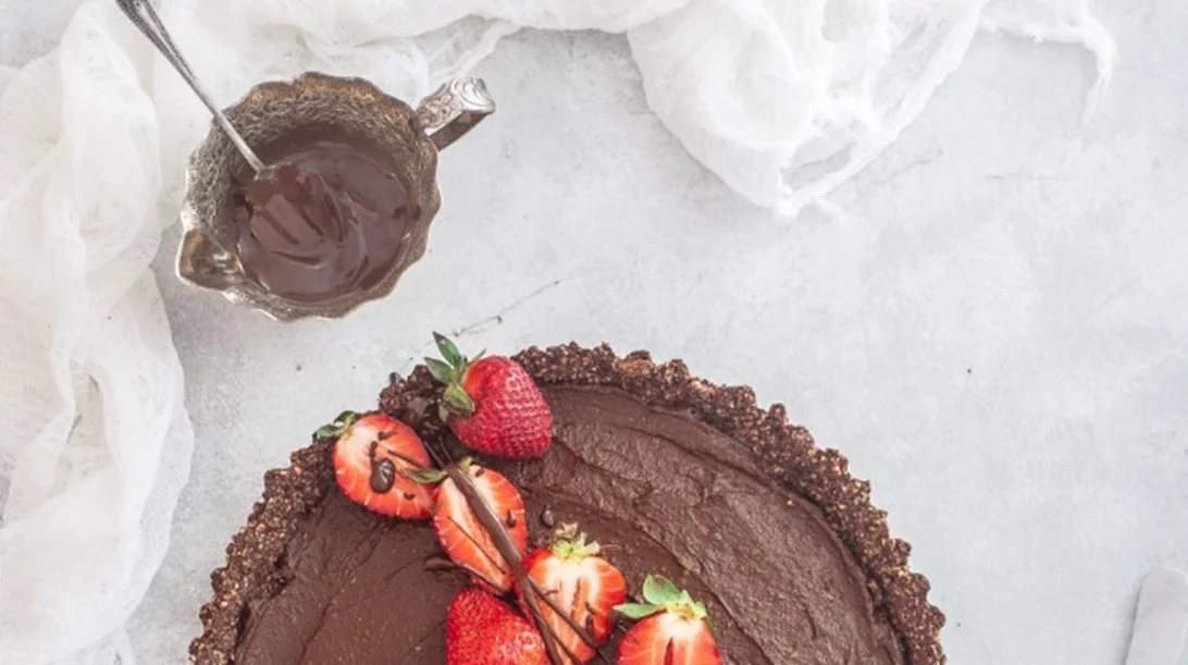 Νηστίσιμα γλυκά: Τάρτα σοκολάτας με αβοκάντο και γλυκοπατάτα