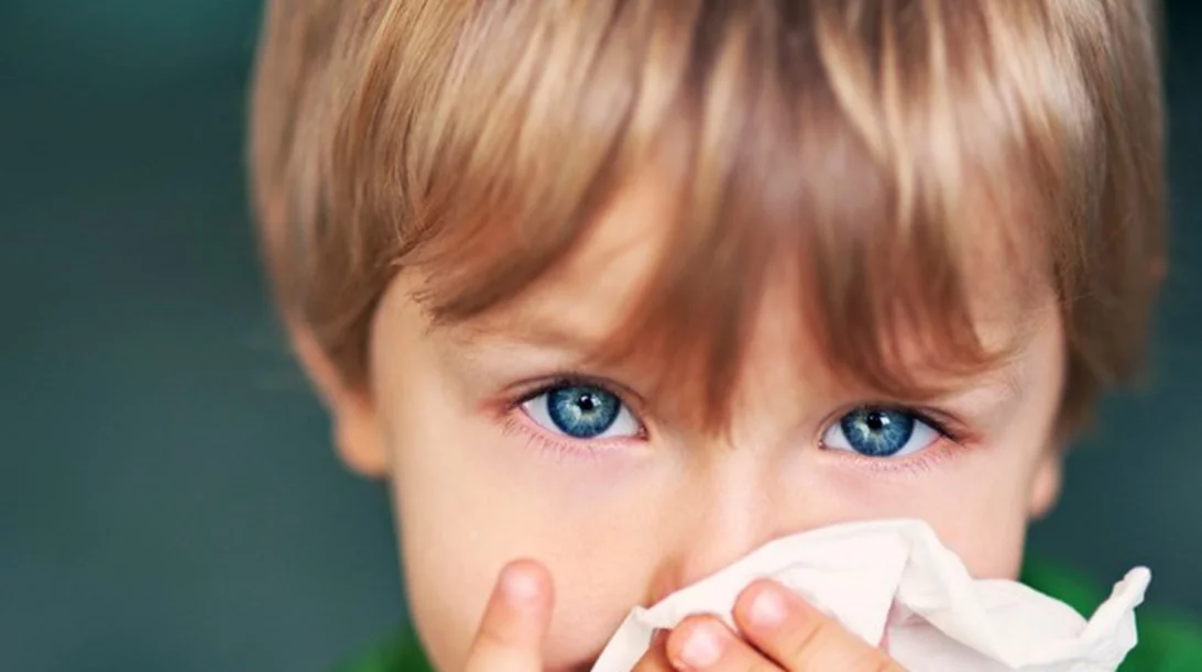 Αλλεργική ρινίτιδα στα παιδιά: Πώς θα την ξεχωρίσεις από το κρυολόγημα;
