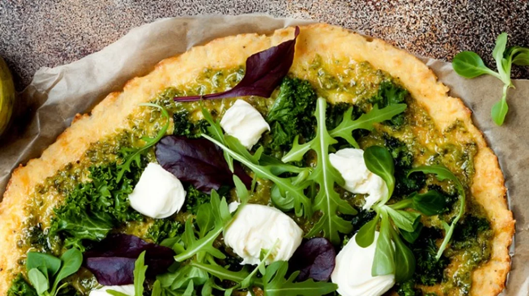 Πώς θα φτιάξεις «πίτσα» κουνουπιδιού με σολομό