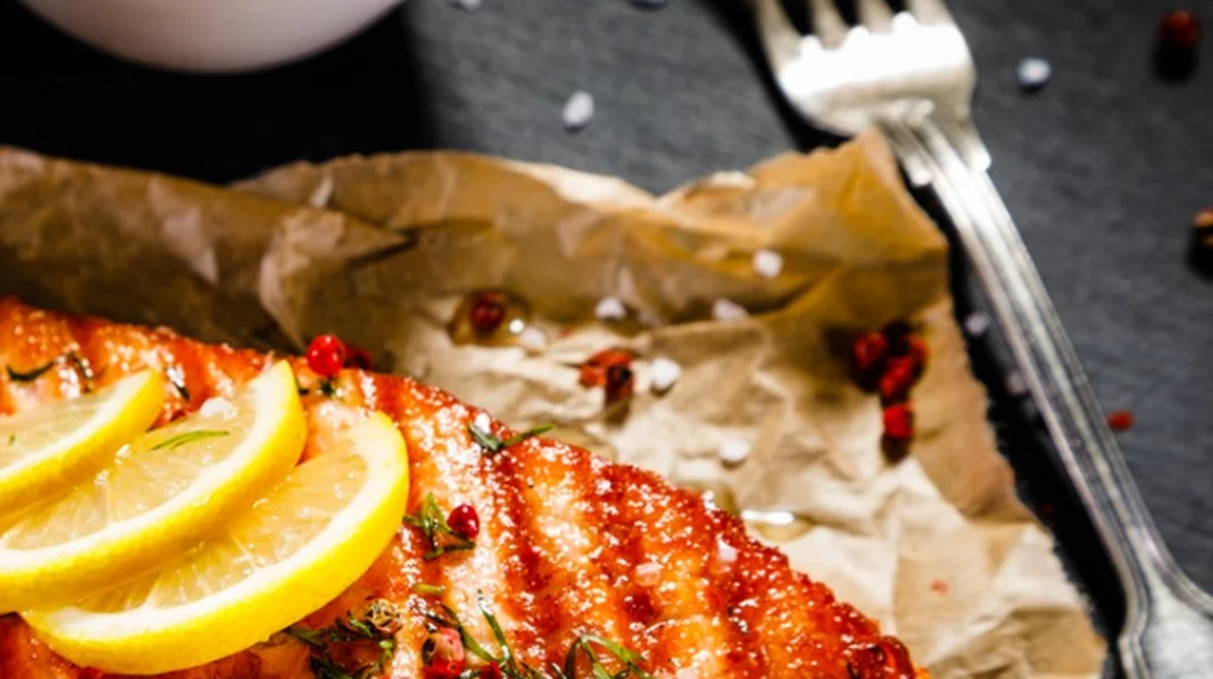 Σολομός στο φούρνο με προσούτο: Η συνταγή που θα σε ενθουσιάσει