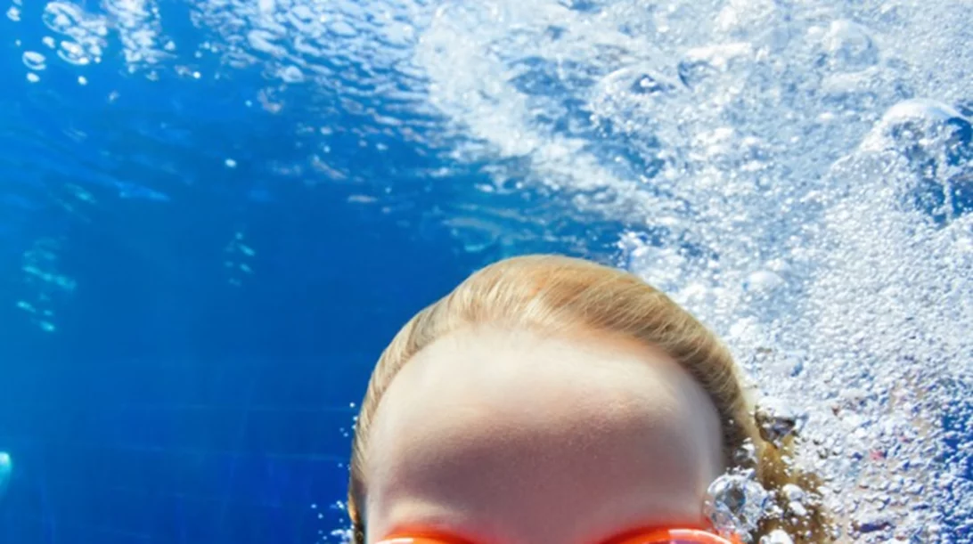 Τα οφέλη από το κολύμπι: Μάθε σε 3' γιατί αξίζει να πας το μικρό σου στο κολυμβητήριο