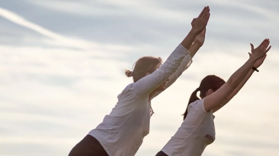 Γιόγκα για αρθρίτιδα: Οι θέσεις που προτείνει η yoga instructor