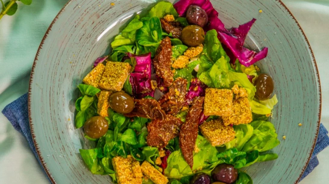 Συνταγή για νηστίσιμη σαλάτα με παστέλι και λιαστή ντομάτα