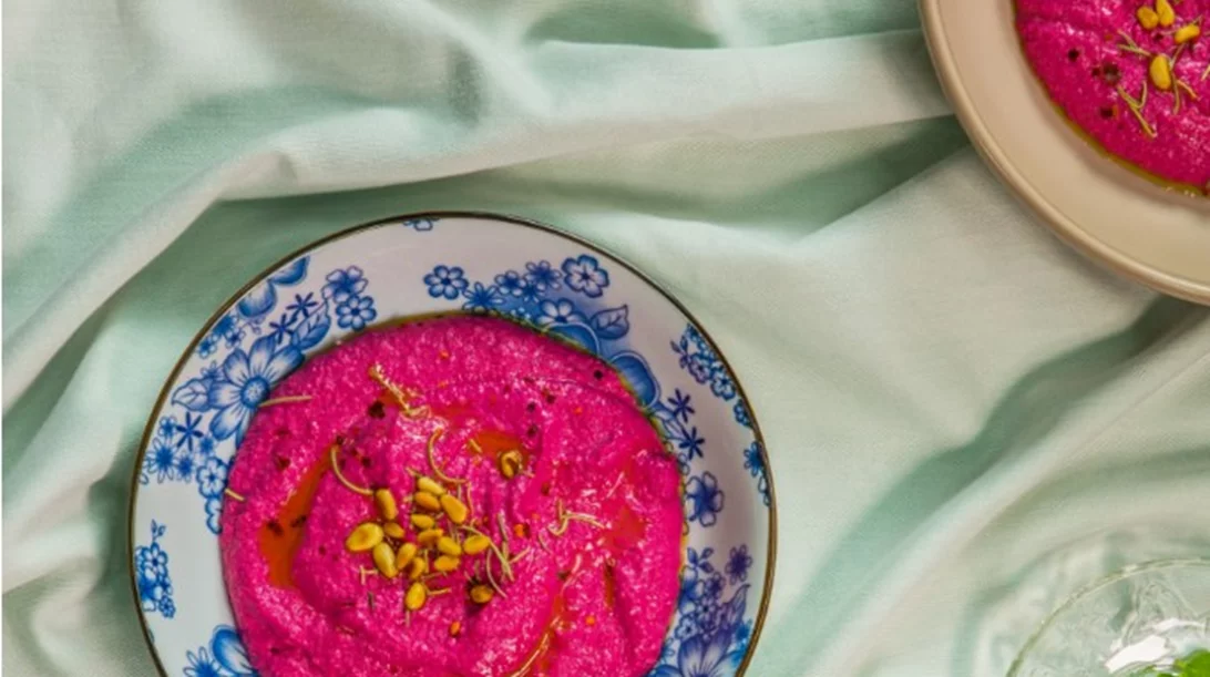 Χούμους με παντζάρι: Ένα twist γεμάτο θρεπτικά συστατικά και καλά λιπαρά